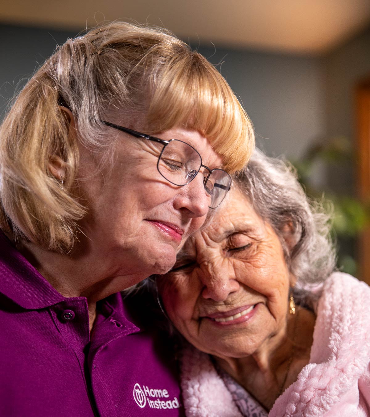 CAREGiver providing in-home senior care services. Home Instead of West Vancouver, BC provides Elder Care to aging adults. 