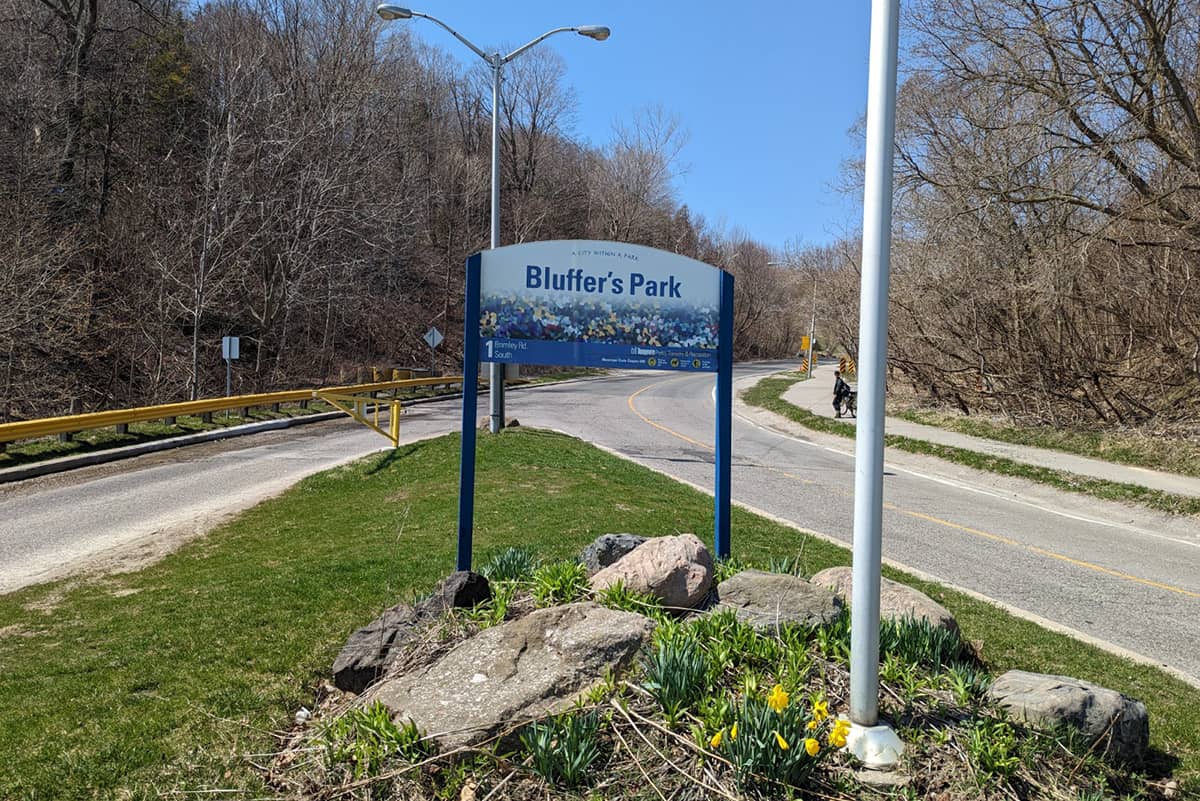 Photo of the Welcome to Bluffers Park sign