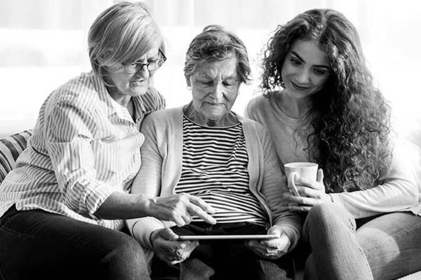 family member and care pro helping a senior woman find Alzheimer's and dementia assistance